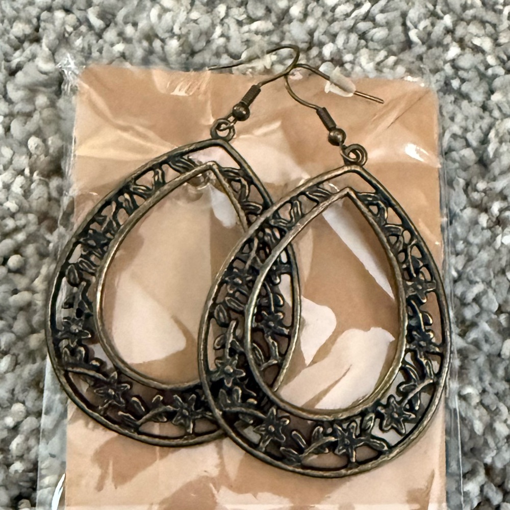 Elegant Black Teardrop Earrings
